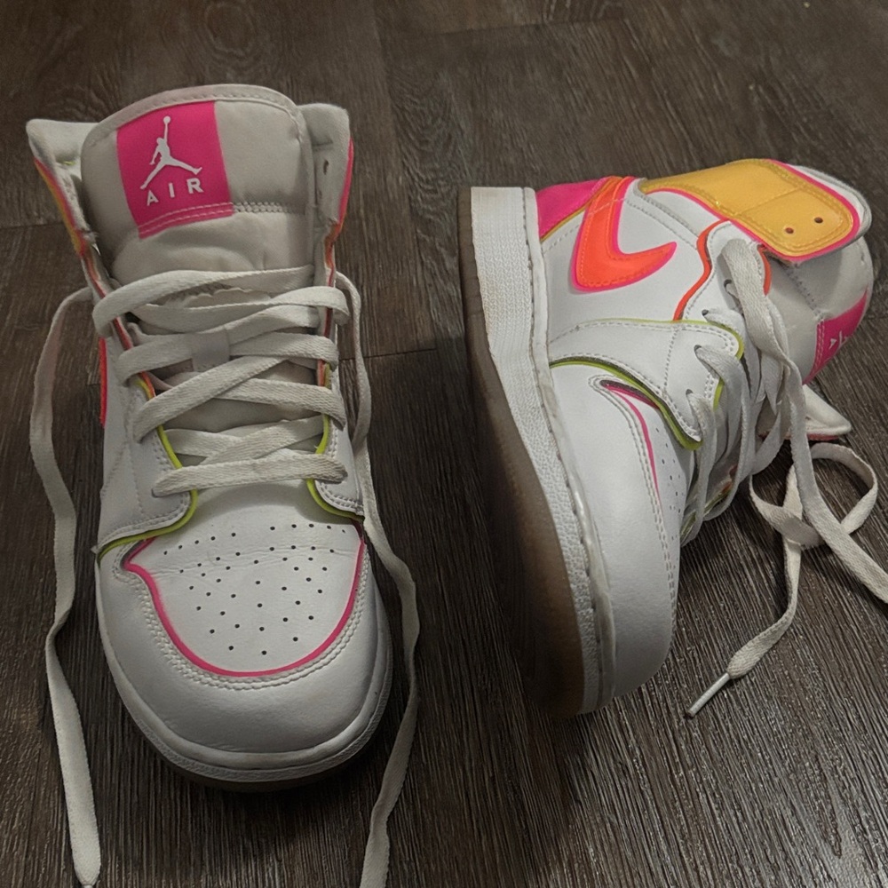 Jordan 1 Mid 'Edge Glow' GS Size 7Y/8.5W